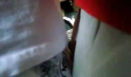 یک عکس سکسی دختر چاق ماساژ درمانی شخصی ماساژ مقعد را انجام می دهد