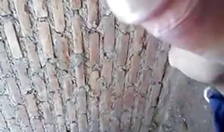 روی توالت نشسته ، دختر در تصاویر سکسی دختران جوان جورابش با صدای بلند می لرزد