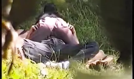 او روی میز آشپزخانه نشست عکس سکسی از کون دختر و دختر خود را به عضوی خیاطی داد