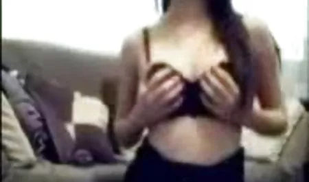 دو دختر سکسی و یک مرد جوان تصمیم به عکسسینه سکسی تفریح ​​گرفتند