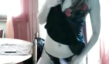 سبزه برهنه ایستاده است که در توالت می نازد عکس سکسی دوست دختر